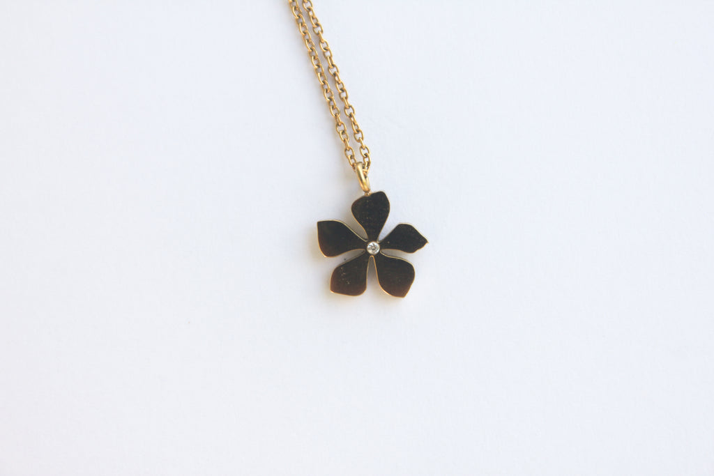 Playera Flower Necklace Gold Pendant
