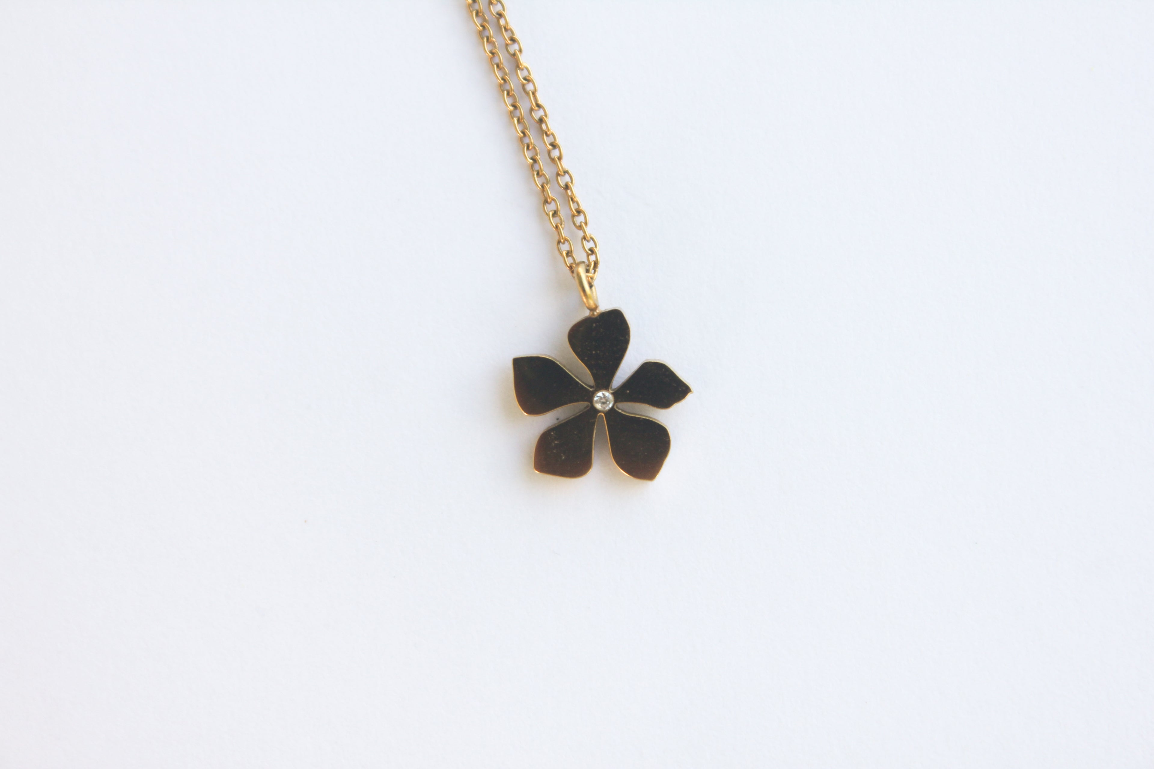 Playera Flower Necklace Gold Pendant