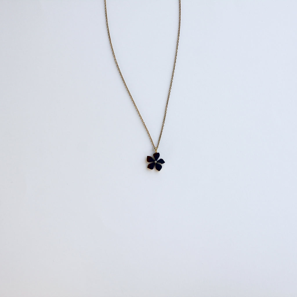 Playera Flower Necklace Gold Pendant