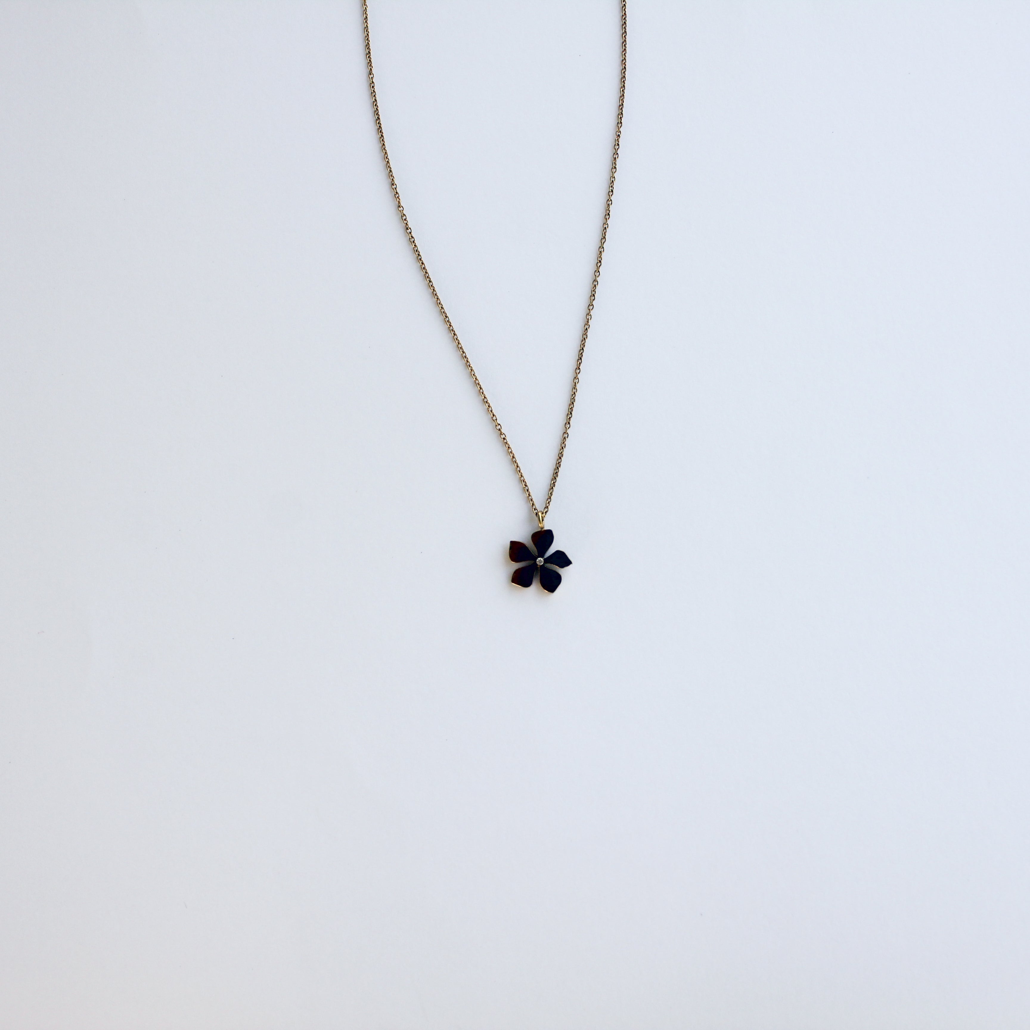 Playera Flower Necklace Gold Pendant