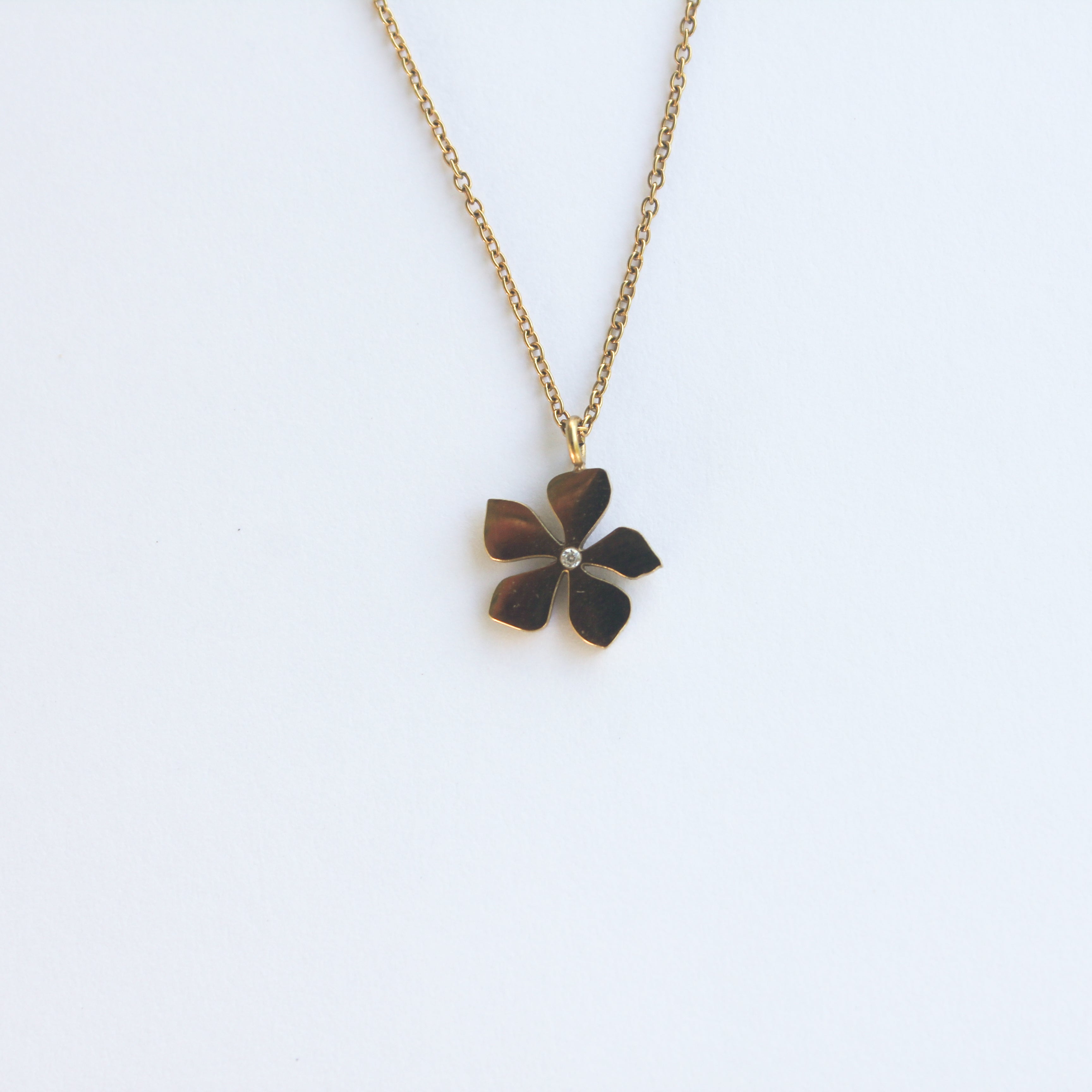 Playera Flower Necklace Gold Pendant