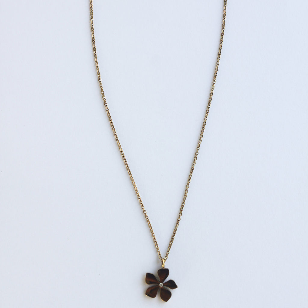 Playera Flower Necklace Gold Pendant