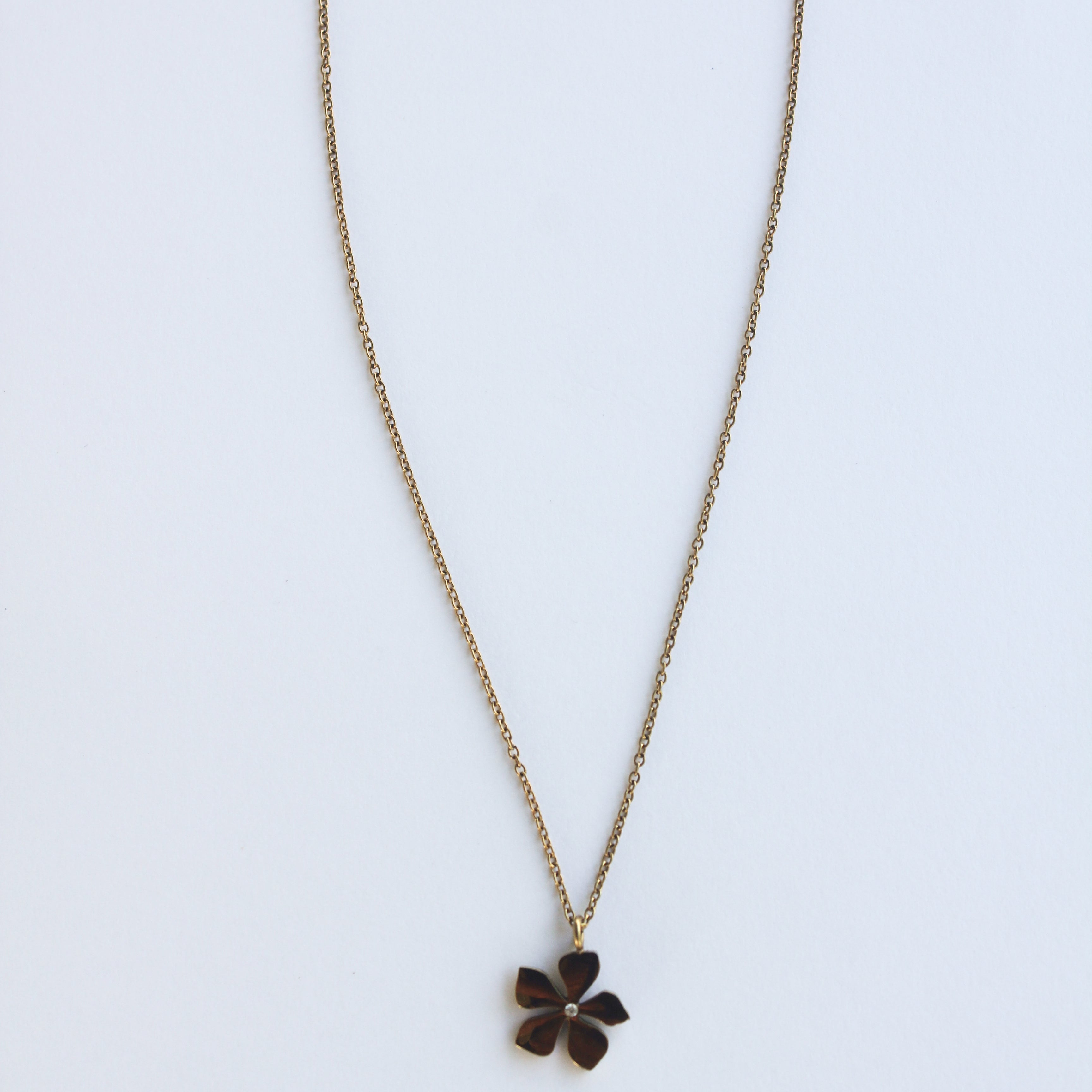 Playera Flower Necklace Gold Pendant