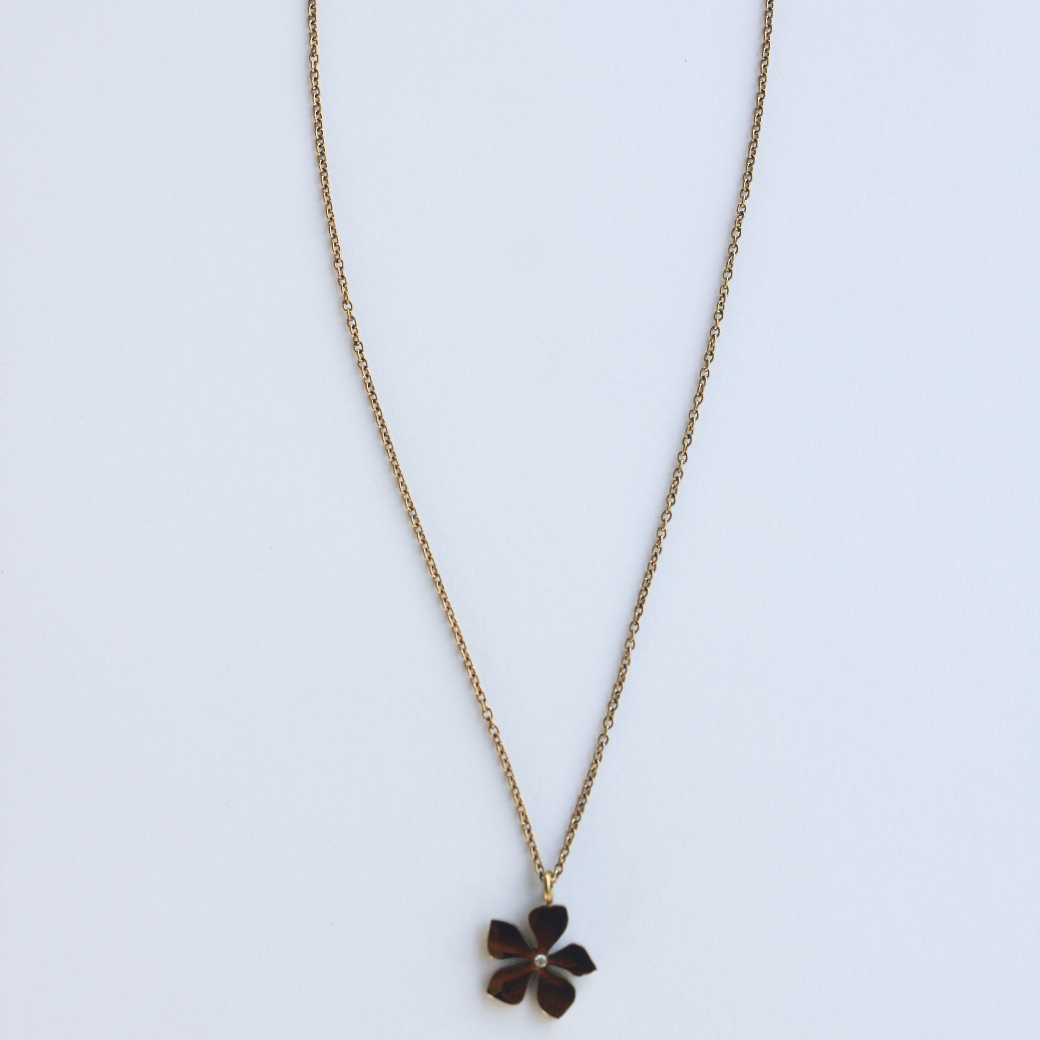 Playera Flower Necklace Gold Pendant