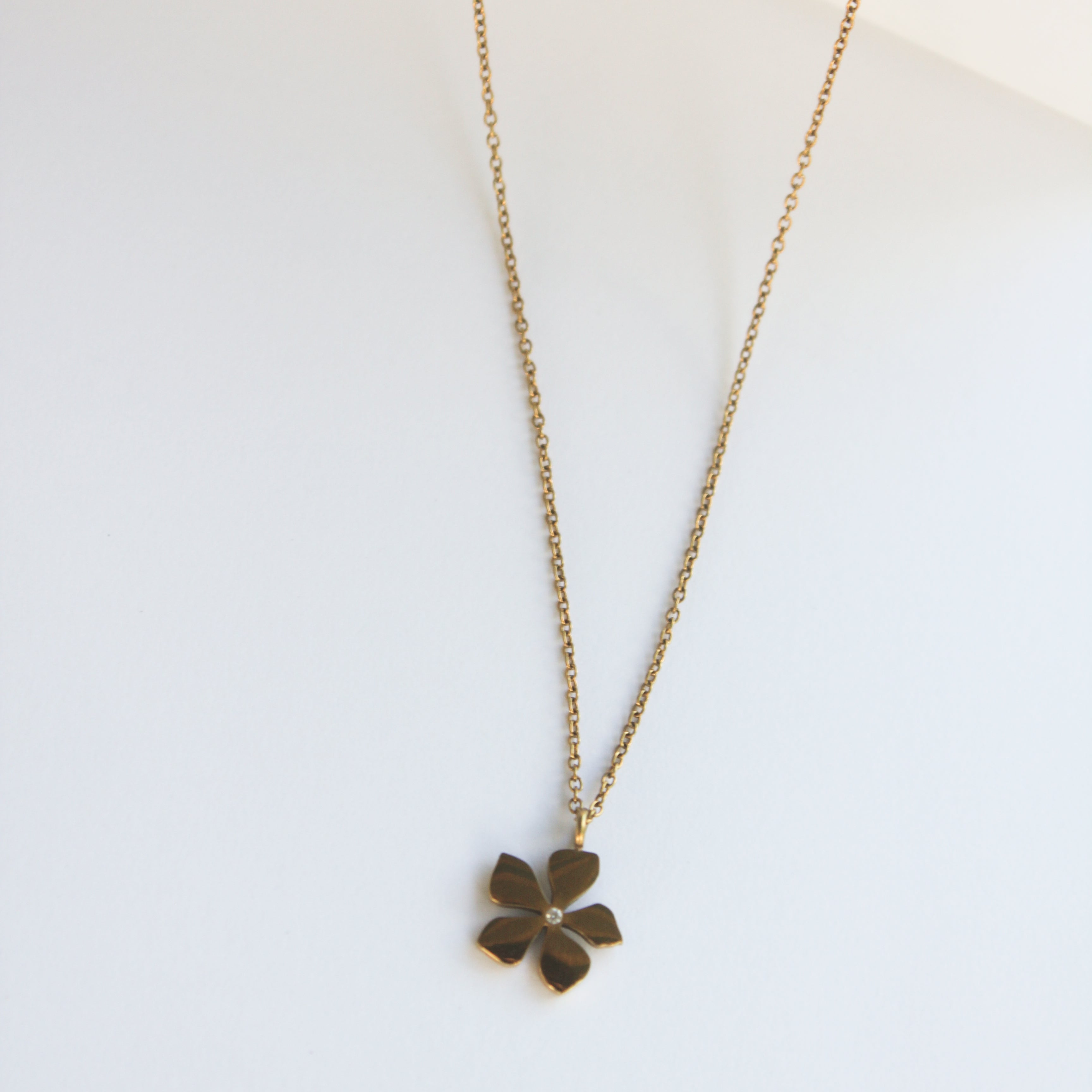 Playera Flower Necklace Gold Pendant