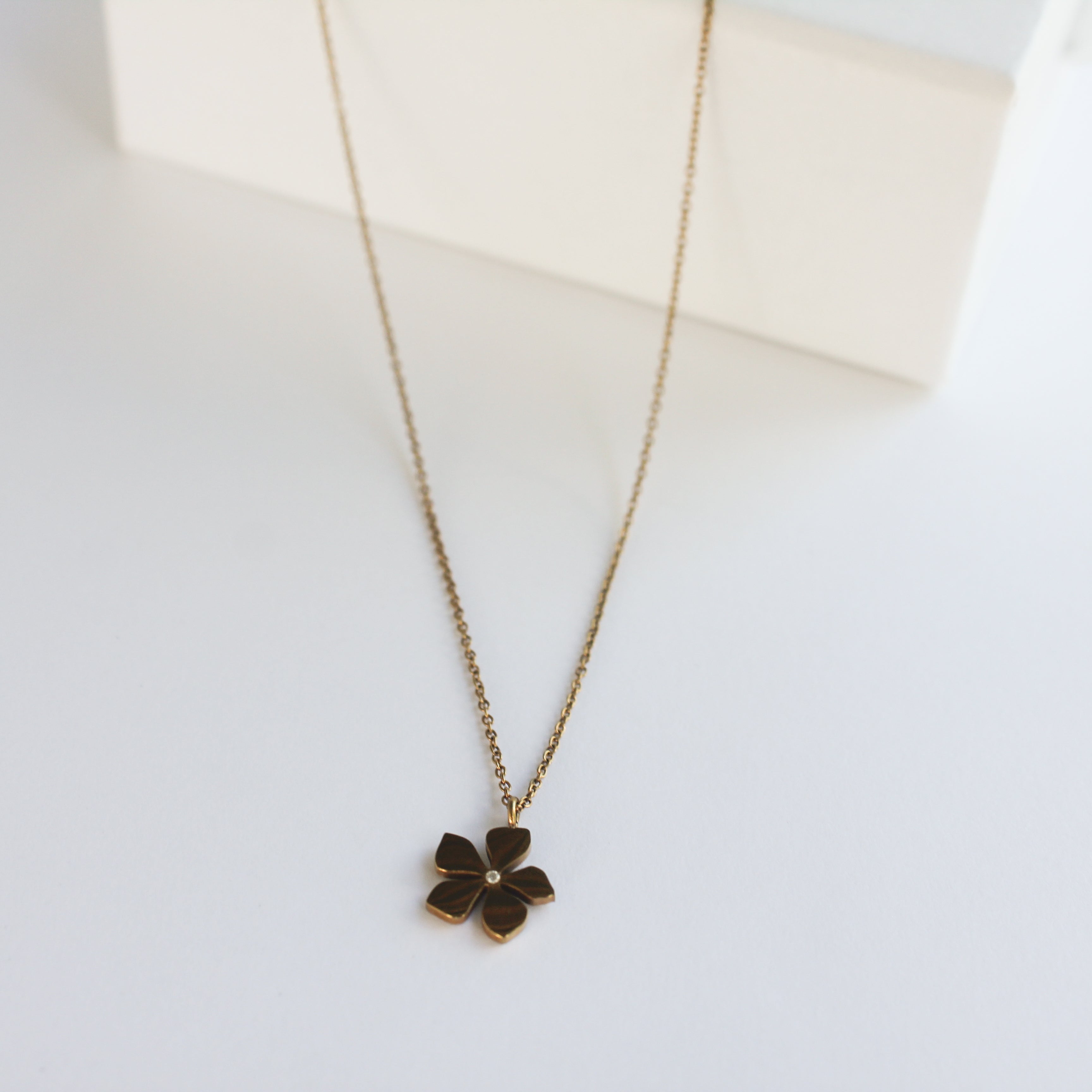 Playera Flower Necklace Gold Pendant