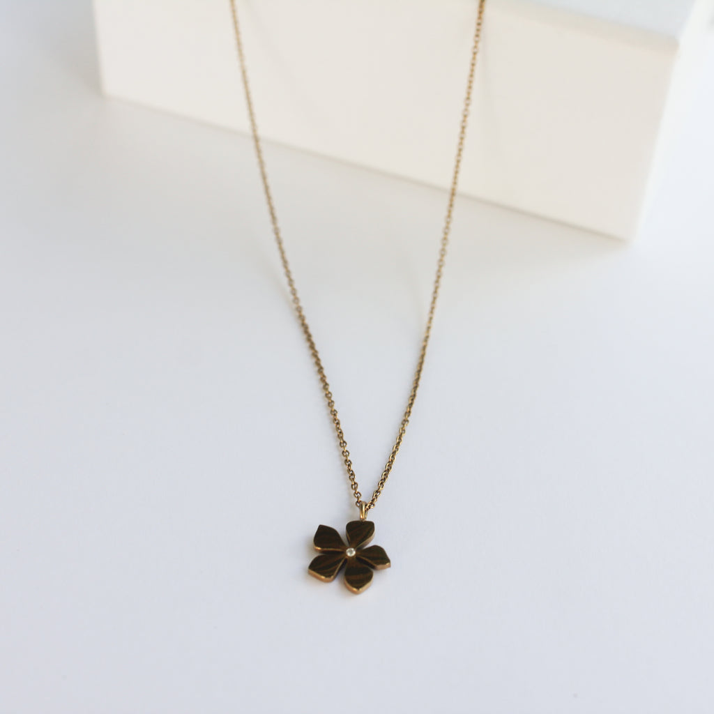 Playera Flower Necklace Gold Pendant