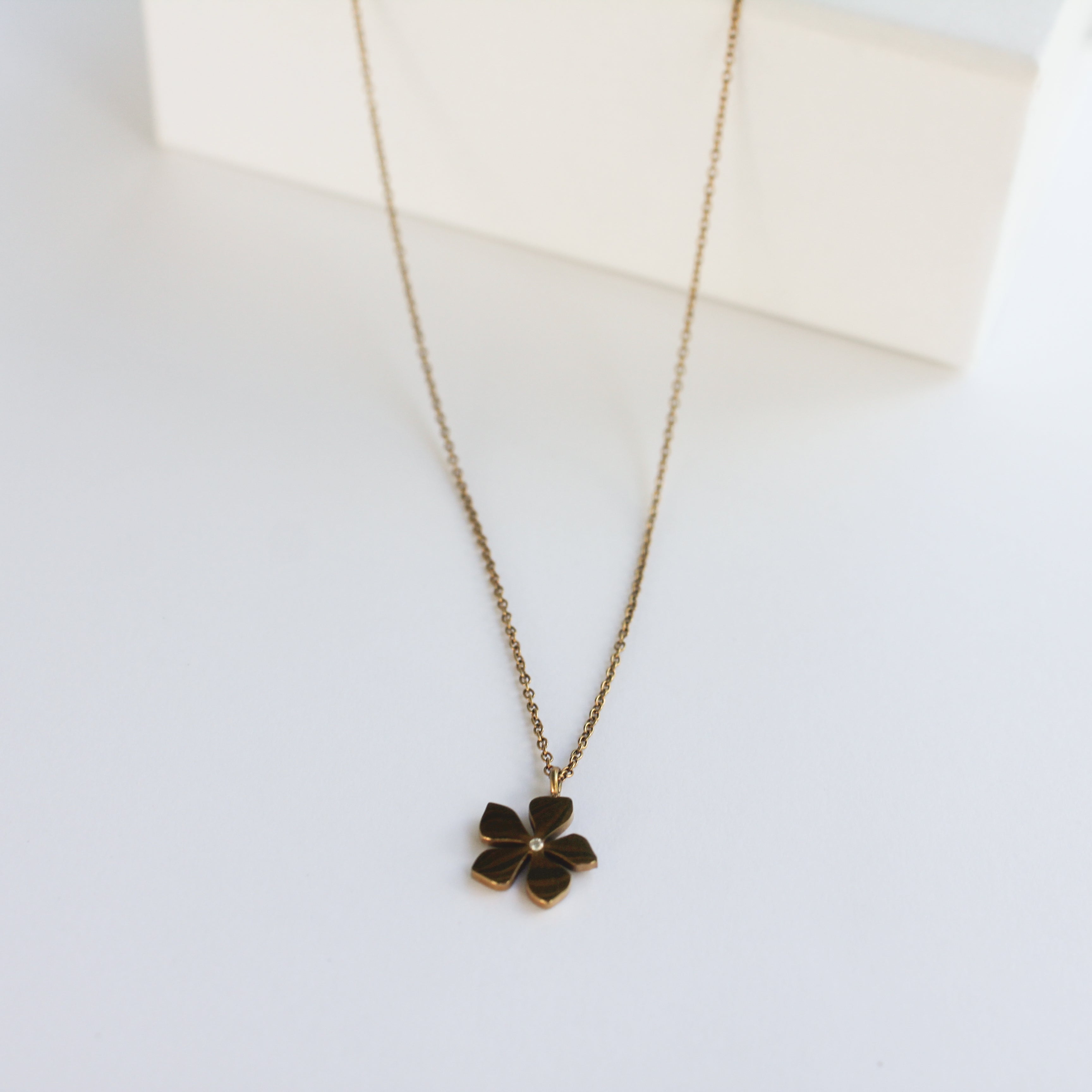 Playera Flower Necklace Gold Pendant