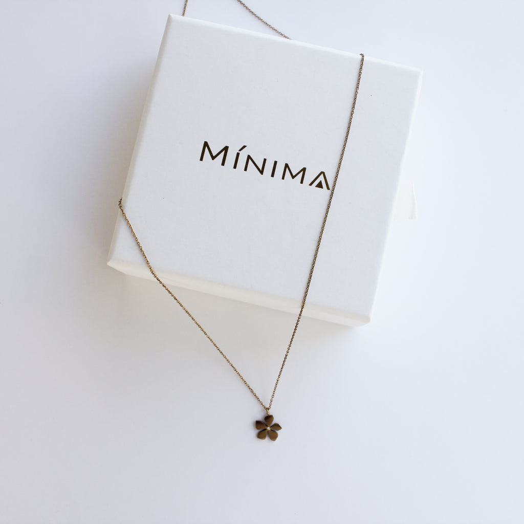 Playera Flower Necklace Gold Pendant