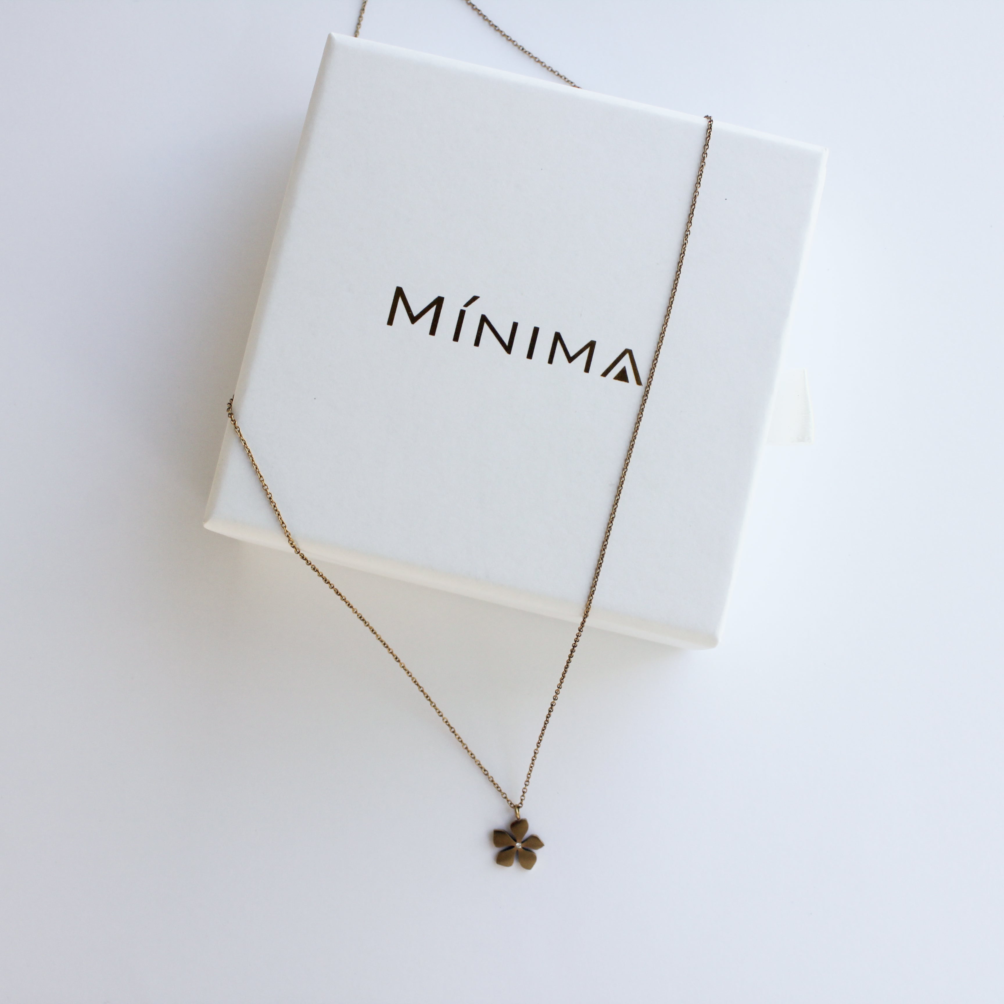 Playera Flower Necklace Gold Pendant